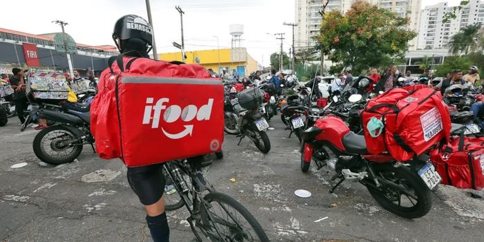 Quase 2 milhões de brasileiros trabalharam por aplicativos em 2025, segundo o IBGE. Pesquisa aponta jornadas maiores e alta informalidade.