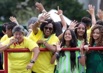 Pioneiras do futebol feminino brasileiro serão homenageadas no desfile de 7 de Setembro, em Brasília, ao lado de novas gerações do esporte.