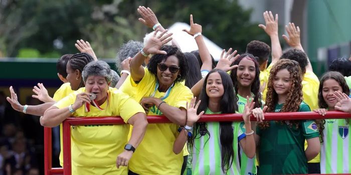 Pioneiras do futebol feminino brasileiro serão homenageadas no desfile de 7 de Setembro, em Brasília, ao lado de novas gerações do esporte.