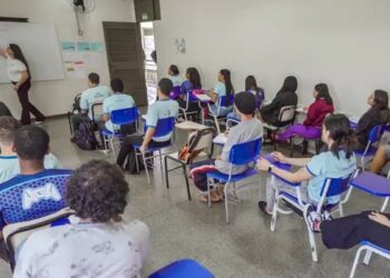 Pisa 2025 mostra que o Brasil reduziu a distância para a média da OCDE, mas ainda tem desempenho abaixo dos países avaliados em matemática, leitura e ciências.