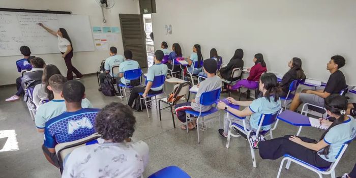 Pisa 2025 mostra que o Brasil reduziu a distância para a média da OCDE, mas ainda tem desempenho abaixo dos países avaliados em matemática, leitura e ciências.