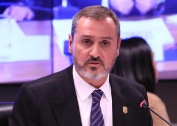 Flávio Dino determina retorno de Andrei Rodrigues à direção da PF e aponta problemas processuais na decisão que havia afastado o delegado.