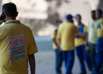 Trabalhadores dos Correios iniciaram uma greve nacional por tempo indeterminado após o fim das negociações salariais sem acordo. Plano de saúde é um dos principais impasses.