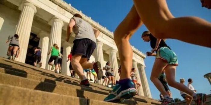 Estudo mostra que períodos curtos de atividade física intensa, como subir escadas, podem melhorar o condicionamento e beneficiar a saúde cardiovascular.