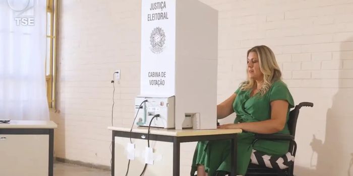 Eleitores com deficiência ou mobilidade reduzida têm até esta segunda-feira (14) para solicitar transporte especial gratuito para votar no primeiro turno de 2026.