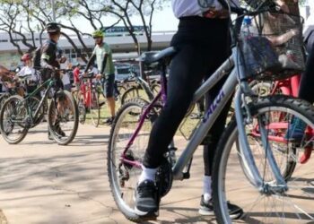 Cinco acusados de matar o ciclista Claudio Rafael Landeiro Moreira, em Copacabana, viraram réus na Justiça do Rio. Um deles está foragido no Paraguai.