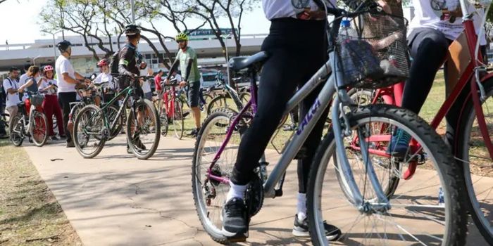 Cinco acusados de matar o ciclista Claudio Rafael Landeiro Moreira, em Copacabana, viraram réus na Justiça do Rio. Um deles está foragido no Paraguai.