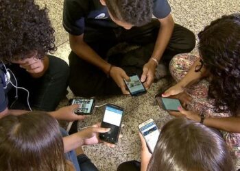 Pesquisa internacional com 470 especialistas aponta preocupação com desinformação, IA, polarização e falta de responsabilização das plataformas digitais.