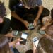 Pesquisa internacional com 470 especialistas aponta preocupação com desinformação, IA, polarização e falta de responsabilização das plataformas digitais.