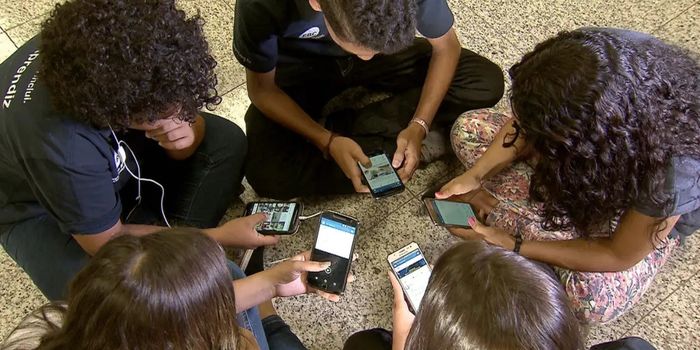 Pesquisa internacional com 470 especialistas aponta preocupação com desinformação, IA, polarização e falta de responsabilização das plataformas digitais.