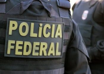 PF investiga mensagens entre Flávio Bolsonaro e Daniel Vorcaro sobre o financiamento do filme Dark Horse e transferências de recursos aos EUA.