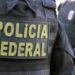 PF investiga mensagens entre Flávio Bolsonaro e Daniel Vorcaro sobre o financiamento do filme Dark Horse e transferências de recursos aos EUA.
