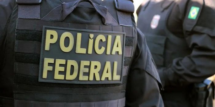 PF investiga mensagens entre Flávio Bolsonaro e Daniel Vorcaro sobre o financiamento do filme Dark Horse e transferências de recursos aos EUA.