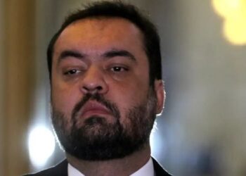 PF aponta supostas vantagens indevidas recebidas por Cláudio Castro em investigação sobre favorecimento à Refit. Defesa nega acusações.