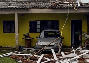 Temporal provoca desaparecimentos, destelhamentos e alagamentos no Rio Grande do Sul. Defesa Civil alerta para novas chuvas e ventos fortes.