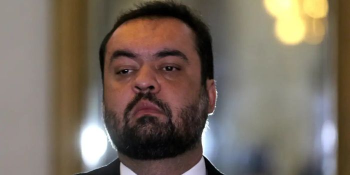 PF aponta supostas vantagens indevidas recebidas por Cláudio Castro em investigação sobre favorecimento à Refit. Defesa nega acusações.