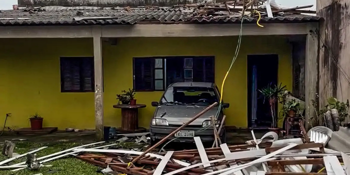 Temporal provoca desaparecimentos, destelhamentos e alagamentos no Rio Grande do Sul. Defesa Civil alerta para novas chuvas e ventos fortes.