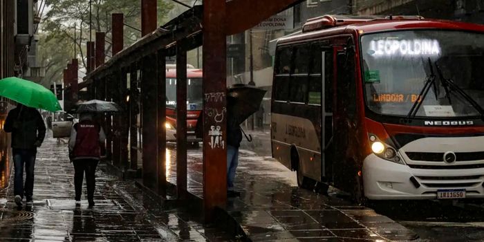 Frente fria deixa o feriadão com chuva, tempestades e queda de temperatura em várias regiões do Brasil. Sul terá frio intenso e possibilidade de geada.