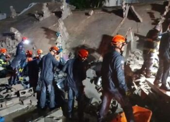 Prédio em construção desabou sobre uma casa na Penha, em São Paulo, deixando dois mortos e duas pessoas resgatadas, entre elas uma criança.