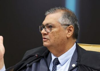 Flávio Dino determina quebra de sigilo de materiais apreendidos em investigação sobre possível desvio de emendas parlamentares para o filme Dark Horse.