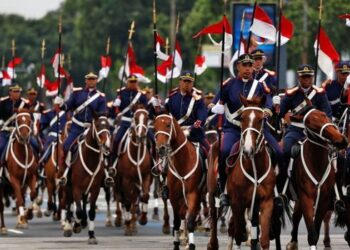 Desfile de 7 de Setembro reuniu milhares de pessoas no Rio, mesmo com a chuva, com mais de 6 mil militares e agentes de segurança.