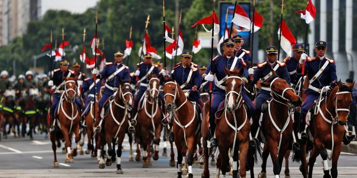 Desfile de 7 de Setembro reuniu milhares de pessoas no Rio, mesmo com a chuva, com mais de 6 mil militares e agentes de segurança.