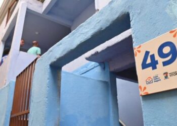 Rita Eliana, de 69 anos, recebeu a chave da casa própria em Vitória pelo programa Casa Feliz e Segura, na modalidade Bônus Moradia.