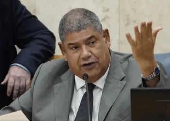 Ex-vereador Milton Leite se entrega à polícia em Mogi das Cruzes após ter prisão temporária decretada em investigação sobre o PCC no transporte público de São Paulo.