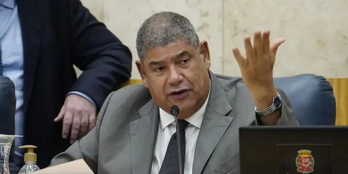Ex-vereador Milton Leite se entrega à polícia em Mogi das Cruzes após ter prisão temporária decretada em investigação sobre o PCC no transporte público de São Paulo.