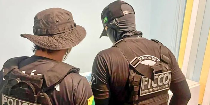 Operação da Ficco mobiliza agentes em 19 estados contra suspeitos de ligação com facções. São 106 mandados de prisão e bloqueio de mais de R$ 508 milhões.