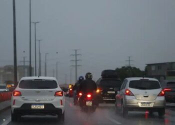 Frente fria e ciclone extratropical provocam chuva e trovoadas no Sudeste e Nordeste nesta quarta. Sul terá frio e possibilidade de geada.