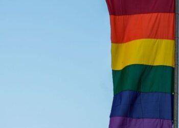 Justiça de Santa Catarina condena pais a pagar R$ 100 mil por abandono afetivo após adolescente sofrer rejeição por sua orientação sexual.