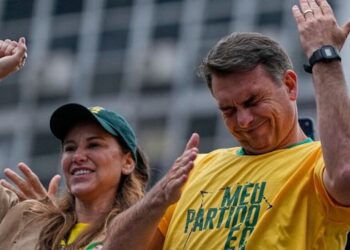 Flávio Bolsonaro participou de ato na Avenida Paulista e prometeu retirar Alexandre de Moraes do STF caso seja eleito presidente em 2026.