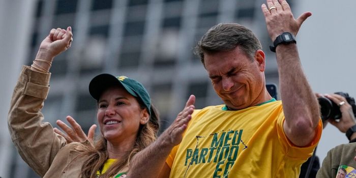 Flávio Bolsonaro participou de ato na Avenida Paulista e prometeu retirar Alexandre de Moraes do STF caso seja eleito presidente em 2026.