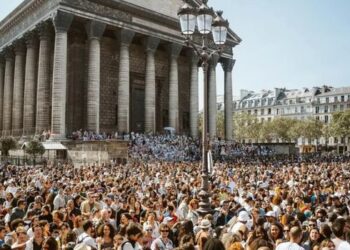 Claro. Reescrevi a matéria com linguagem mais natural, mantendo as informações principais, evitando repetições e deixando o texto mais adequado para um site de notícias. Título: Lavagem de Madeleine reúne cultura afro-brasileira em Paris Subtítulo: Evento chega à 25ª edição com expectativa de 60 mil participantes e mais de 700 artistas nas ruas da capital francesa Meta descrição: Lavagem de Madeleine celebra 25 anos em Paris com cortejo, música, dança e manifestações da cultura afro-brasileira entre 10 e 13 de setembro. A cultura afro-brasileira volta a ganhar destaque nas ruas de Paris com a 25ª edição da Lavagem de Madeleine. O evento será realizado entre os dias 10 e 13 de setembro e deve reunir cerca de 60 mil pessoas, entre brasileiros, franceses e turistas de diferentes partes do mundo. Criada pelo baiano Roberto Chaves, conhecido como Robertinho, a celebração se tornou um dos principais encontros dedicados à cultura brasileira e afro-brasileira na Europa. Nascido em Santo Amaro da Purificação, na Bahia, o multiartista vive na França desde 1990 e trabalha há décadas na divulgação das tradições brasileiras. Reconhecida como Patrimônio Imaterial da França, a Lavagem de Madeleine integra o calendário oficial de Paris e recebe apoio da prefeitura da cidade, da Secretaria de Turismo da Bahia e da Embratur. O evento também faz parte da Rota dos Escravizados, iniciativa da Unesco que reúne lugares ligados à história da escravidão e à preservação dessa memória. A inspiração veio da tradicional Lavagem do Bonfim, realizada em Salvador. A primeira edição em Paris aconteceu em 1998, durante a Copa do Mundo realizada na França. Na época, Robertinho queria aproximar-se novamente da cultura baiana e levar para o país europeu uma celebração marcada por música, religiosidade e manifestações afro-brasileiras. A ideia ganhou força quando o artista conheceu o responsável pela Igreja de La Madeleine e descobriu que o religioso já havia visitado a Bahia. A partir desse encontro, a celebração cresceu ano após ano e passou a atrair milhares de pessoas. Em 2025, o cortejo contou com a participação do grupo Olodum. Para Robertinho, a Lavagem de Madeleine é uma oportunidade de mostrar ao público internacional a diversidade da cultura brasileira. O evento reúne manifestações como capoeira, samba de roda, afoxé, maracatu, dança e música, além de representantes de diferentes estados brasileiros. A programação deste ano começa no dia 10 de setembro, com a abertura da exposição fotográfica “Três Olhares”, realizada na Embaixada do Brasil na França em homenagem aos 25 anos do evento. Nos dias 11 e 12, serão realizados workshops de dança afro-brasileira. O grande momento acontece no dia 13, quando mais de 700 artistas participarão do cortejo pelas ruas de Paris. A cantora Mariene de Castro e Robertinho Chaves estarão à frente do trio elétrico, que também contará com Jau, Gildaa e Lorena Pires. Ao todo, 15 grupos folclóricos afro-brasileiros participarão do desfile, além de grupos de percussão, samba, maracatu, capoeira e da tradicional ala de baianas. A concentração será na Place de la République. De lá, os participantes seguirão em direção à Igreja de La Madeleine, onde será realizada a tradicional lavagem simbólica das escadarias pelas baianas. A cerimônia representa o encontro entre diferentes tradições culturais e religiosas. Como parte dessa proposta de união entre culturas, a cantora lírica brasileira Lorena Pires, que desde o ano passado integra a Academia da Ópera Nacional de Paris, também participará da cerimônia. Ela interpretará “Ave-Maria”, reforçando o caráter de diálogo entre diferentes manifestações religiosas e culturais que marca a Lavagem de Madeleine. Tags: Lavagem de Madeleine, cultura afro-brasileira, Paris, França, cultura brasileira, Roberto Chaves, Robertinho, Bahia, turismo, música brasileira, Olodum, Mariene de Castro, Unesco Hashtags: #LavagemDeMadeleine, #CulturaAfroBrasileira, #CulturaBrasileira, #Paris, #França, #Bahia, #RobertinhoChaves, #MarieneDeCastro, #Olodum, #AfroBrasil, #Turismo, #MúsicaBrasileira, #Unesco