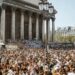 Claro. Reescrevi a matéria com linguagem mais natural, mantendo as informações principais, evitando repetições e deixando o texto mais adequado para um site de notícias. Título: Lavagem de Madeleine reúne cultura afro-brasileira em Paris Subtítulo: Evento chega à 25ª edição com expectativa de 60 mil participantes e mais de 700 artistas nas ruas da capital francesa Meta descrição: Lavagem de Madeleine celebra 25 anos em Paris com cortejo, música, dança e manifestações da cultura afro-brasileira entre 10 e 13 de setembro. A cultura afro-brasileira volta a ganhar destaque nas ruas de Paris com a 25ª edição da Lavagem de Madeleine. O evento será realizado entre os dias 10 e 13 de setembro e deve reunir cerca de 60 mil pessoas, entre brasileiros, franceses e turistas de diferentes partes do mundo. Criada pelo baiano Roberto Chaves, conhecido como Robertinho, a celebração se tornou um dos principais encontros dedicados à cultura brasileira e afro-brasileira na Europa. Nascido em Santo Amaro da Purificação, na Bahia, o multiartista vive na França desde 1990 e trabalha há décadas na divulgação das tradições brasileiras. Reconhecida como Patrimônio Imaterial da França, a Lavagem de Madeleine integra o calendário oficial de Paris e recebe apoio da prefeitura da cidade, da Secretaria de Turismo da Bahia e da Embratur. O evento também faz parte da Rota dos Escravizados, iniciativa da Unesco que reúne lugares ligados à história da escravidão e à preservação dessa memória. A inspiração veio da tradicional Lavagem do Bonfim, realizada em Salvador. A primeira edição em Paris aconteceu em 1998, durante a Copa do Mundo realizada na França. Na época, Robertinho queria aproximar-se novamente da cultura baiana e levar para o país europeu uma celebração marcada por música, religiosidade e manifestações afro-brasileiras. A ideia ganhou força quando o artista conheceu o responsável pela Igreja de La Madeleine e descobriu que o religioso já havia visitado a Bahia. A partir desse encontro, a celebração cresceu ano após ano e passou a atrair milhares de pessoas. Em 2025, o cortejo contou com a participação do grupo Olodum. Para Robertinho, a Lavagem de Madeleine é uma oportunidade de mostrar ao público internacional a diversidade da cultura brasileira. O evento reúne manifestações como capoeira, samba de roda, afoxé, maracatu, dança e música, além de representantes de diferentes estados brasileiros. A programação deste ano começa no dia 10 de setembro, com a abertura da exposição fotográfica “Três Olhares”, realizada na Embaixada do Brasil na França em homenagem aos 25 anos do evento. Nos dias 11 e 12, serão realizados workshops de dança afro-brasileira. O grande momento acontece no dia 13, quando mais de 700 artistas participarão do cortejo pelas ruas de Paris. A cantora Mariene de Castro e Robertinho Chaves estarão à frente do trio elétrico, que também contará com Jau, Gildaa e Lorena Pires. Ao todo, 15 grupos folclóricos afro-brasileiros participarão do desfile, além de grupos de percussão, samba, maracatu, capoeira e da tradicional ala de baianas. A concentração será na Place de la République. De lá, os participantes seguirão em direção à Igreja de La Madeleine, onde será realizada a tradicional lavagem simbólica das escadarias pelas baianas. A cerimônia representa o encontro entre diferentes tradições culturais e religiosas. Como parte dessa proposta de união entre culturas, a cantora lírica brasileira Lorena Pires, que desde o ano passado integra a Academia da Ópera Nacional de Paris, também participará da cerimônia. Ela interpretará “Ave-Maria”, reforçando o caráter de diálogo entre diferentes manifestações religiosas e culturais que marca a Lavagem de Madeleine. Tags: Lavagem de Madeleine, cultura afro-brasileira, Paris, França, cultura brasileira, Roberto Chaves, Robertinho, Bahia, turismo, música brasileira, Olodum, Mariene de Castro, Unesco Hashtags: #LavagemDeMadeleine, #CulturaAfroBrasileira, #CulturaBrasileira, #Paris, #França, #Bahia, #RobertinhoChaves, #MarieneDeCastro, #Olodum, #AfroBrasil, #Turismo, #MúsicaBrasileira, #Unesco