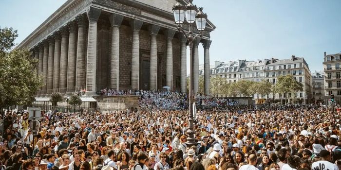 Claro. Reescrevi a matéria com linguagem mais natural, mantendo as informações principais, evitando repetições e deixando o texto mais adequado para um site de notícias. Título: Lavagem de Madeleine reúne cultura afro-brasileira em Paris Subtítulo: Evento chega à 25ª edição com expectativa de 60 mil participantes e mais de 700 artistas nas ruas da capital francesa Meta descrição: Lavagem de Madeleine celebra 25 anos em Paris com cortejo, música, dança e manifestações da cultura afro-brasileira entre 10 e 13 de setembro. A cultura afro-brasileira volta a ganhar destaque nas ruas de Paris com a 25ª edição da Lavagem de Madeleine. O evento será realizado entre os dias 10 e 13 de setembro e deve reunir cerca de 60 mil pessoas, entre brasileiros, franceses e turistas de diferentes partes do mundo. Criada pelo baiano Roberto Chaves, conhecido como Robertinho, a celebração se tornou um dos principais encontros dedicados à cultura brasileira e afro-brasileira na Europa. Nascido em Santo Amaro da Purificação, na Bahia, o multiartista vive na França desde 1990 e trabalha há décadas na divulgação das tradições brasileiras. Reconhecida como Patrimônio Imaterial da França, a Lavagem de Madeleine integra o calendário oficial de Paris e recebe apoio da prefeitura da cidade, da Secretaria de Turismo da Bahia e da Embratur. O evento também faz parte da Rota dos Escravizados, iniciativa da Unesco que reúne lugares ligados à história da escravidão e à preservação dessa memória. A inspiração veio da tradicional Lavagem do Bonfim, realizada em Salvador. A primeira edição em Paris aconteceu em 1998, durante a Copa do Mundo realizada na França. Na época, Robertinho queria aproximar-se novamente da cultura baiana e levar para o país europeu uma celebração marcada por música, religiosidade e manifestações afro-brasileiras. A ideia ganhou força quando o artista conheceu o responsável pela Igreja de La Madeleine e descobriu que o religioso já havia visitado a Bahia. A partir desse encontro, a celebração cresceu ano após ano e passou a atrair milhares de pessoas. Em 2025, o cortejo contou com a participação do grupo Olodum. Para Robertinho, a Lavagem de Madeleine é uma oportunidade de mostrar ao público internacional a diversidade da cultura brasileira. O evento reúne manifestações como capoeira, samba de roda, afoxé, maracatu, dança e música, além de representantes de diferentes estados brasileiros. A programação deste ano começa no dia 10 de setembro, com a abertura da exposição fotográfica “Três Olhares”, realizada na Embaixada do Brasil na França em homenagem aos 25 anos do evento. Nos dias 11 e 12, serão realizados workshops de dança afro-brasileira. O grande momento acontece no dia 13, quando mais de 700 artistas participarão do cortejo pelas ruas de Paris. A cantora Mariene de Castro e Robertinho Chaves estarão à frente do trio elétrico, que também contará com Jau, Gildaa e Lorena Pires. Ao todo, 15 grupos folclóricos afro-brasileiros participarão do desfile, além de grupos de percussão, samba, maracatu, capoeira e da tradicional ala de baianas. A concentração será na Place de la République. De lá, os participantes seguirão em direção à Igreja de La Madeleine, onde será realizada a tradicional lavagem simbólica das escadarias pelas baianas. A cerimônia representa o encontro entre diferentes tradições culturais e religiosas. Como parte dessa proposta de união entre culturas, a cantora lírica brasileira Lorena Pires, que desde o ano passado integra a Academia da Ópera Nacional de Paris, também participará da cerimônia. Ela interpretará “Ave-Maria”, reforçando o caráter de diálogo entre diferentes manifestações religiosas e culturais que marca a Lavagem de Madeleine. Tags: Lavagem de Madeleine, cultura afro-brasileira, Paris, França, cultura brasileira, Roberto Chaves, Robertinho, Bahia, turismo, música brasileira, Olodum, Mariene de Castro, Unesco Hashtags: #LavagemDeMadeleine, #CulturaAfroBrasileira, #CulturaBrasileira, #Paris, #França, #Bahia, #RobertinhoChaves, #MarieneDeCastro, #Olodum, #AfroBrasil, #Turismo, #MúsicaBrasileira, #Unesco
