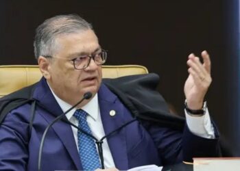 Flávio Dino determina que PF e CVM investiguem possível relação de Daniel Vorcaro e Banco Master com concessionárias de cemitérios de São Paulo.
