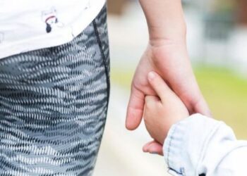 Filhos e dependentes menores de 18 anos de vítimas de feminicídio podem receber pensão especial de um salário mínimo, conforme critérios legais.