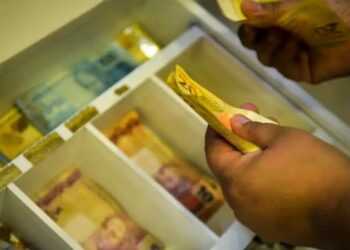 INPC registra deflação de 0,32% em agosto, menor resultado desde setembro de 2022. Índice acumula alta de 3,98% em 12 meses e influencia reajustes salariais.