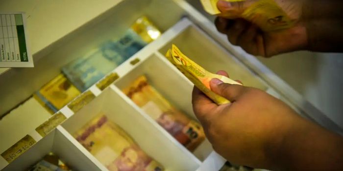 INPC registra deflação de 0,32% em agosto, menor resultado desde setembro de 2022. Índice acumula alta de 3,98% em 12 meses e influencia reajustes salariais.