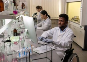 Comissão do Senado aprova projeto que regulamenta o emprego apoiado para pessoas com deficiência ou doenças raras.