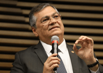 Flávio Dino determina revisão das regras da CVM em 90 dias e aponta possíveis falhas na fiscalização, controles internos e proteção a denunciantes.