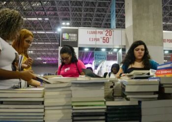 Prêmio Caminhos de Literatura recebe inscrições até 15 de setembro para escritores de primeiro romance. Vencedor terá livro publicado em três países.