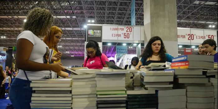 Prêmio Caminhos de Literatura recebe inscrições até 15 de setembro para escritores de primeiro romance. Vencedor terá livro publicado em três países.