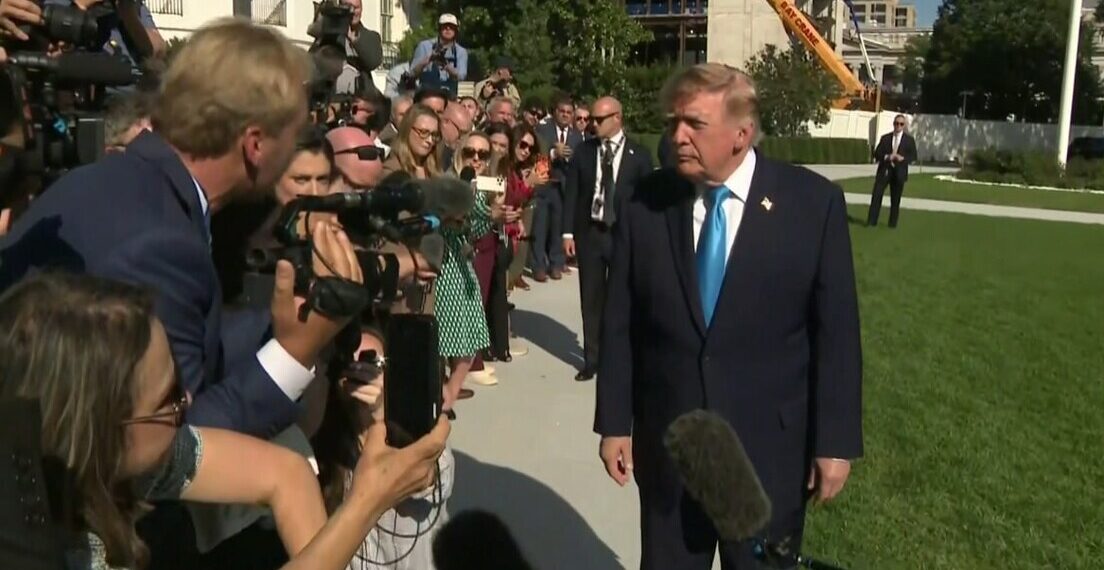 Donald Trump classificou como “grande vitória” o desempenho de Flávio Bolsonaro no primeiro turno das eleições brasileiras e disse que o segundo turno será acirrado.