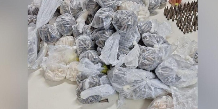 Polícia Militar apreende mais de 13 kg de cocaína e crack em tonéis enterrados em Cariacica, no ES. Três suspeitos fugiram durante a ação.