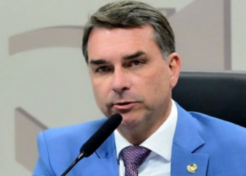 Flávio Bolsonaro questiona resultado eleitoral, mas dados do TSE contradizem alegação de que prorrogação da votação favoreceu Lula.