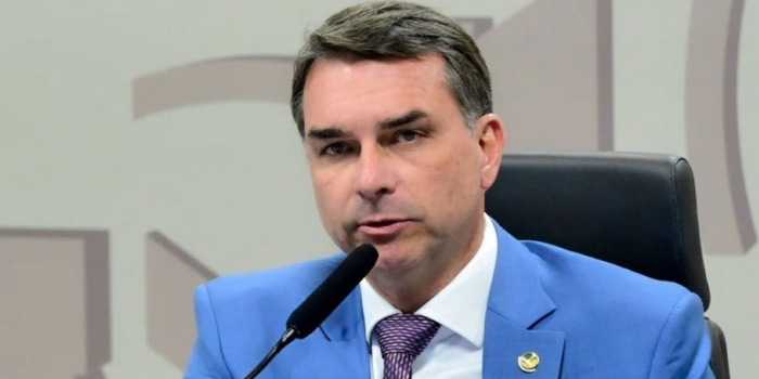 Flávio Bolsonaro questiona resultado eleitoral, mas dados do TSE contradizem alegação de que prorrogação da votação favoreceu Lula.