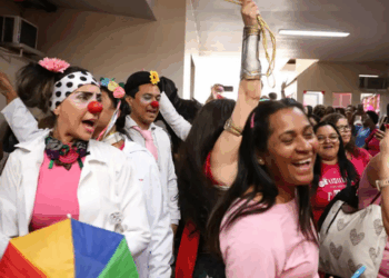 Outubro Rosa alerta para os impactos emocionais após o tratamento do câncer de mama, incluindo medo da recidiva, mudanças no corpo e ansiedade.
